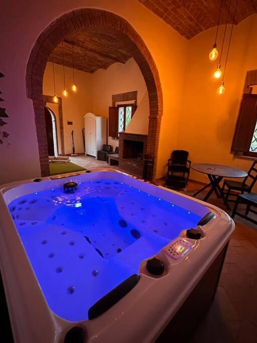 Relax Nella Jacuzzi In Toscana Colle Val D'Elsa Exterior foto